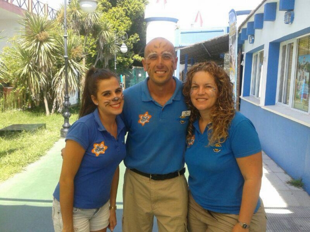 Animadores con la cara pintada